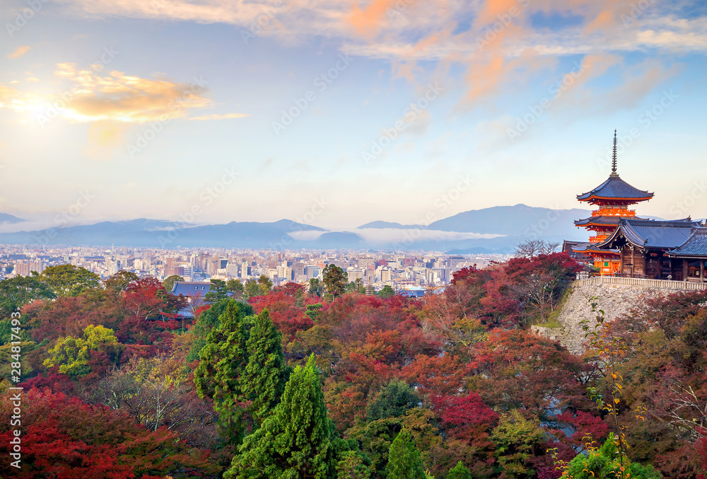 Naklejka premium Autumn Color of Kyoto skyline and Kiyomizu-dera Temple in Kyoto