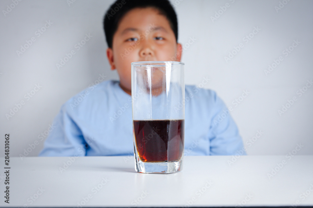 Fat children drink very soft drinks, not good for health. Fat children drink very soft drinks, not good for health.