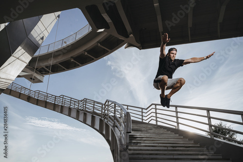 Canvas Print Man doing parkour in city