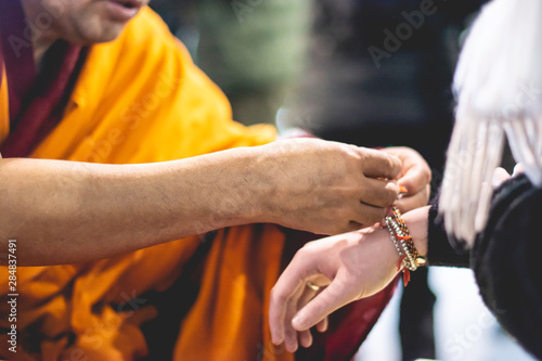 Buda poniendo cuerdas en mano, brazalete