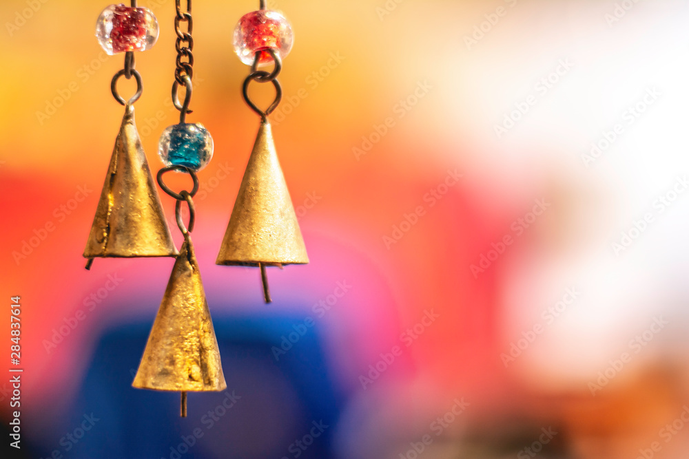Obraz premium Objectos en miniatura artistica, brazaletes, decoraciones joyas