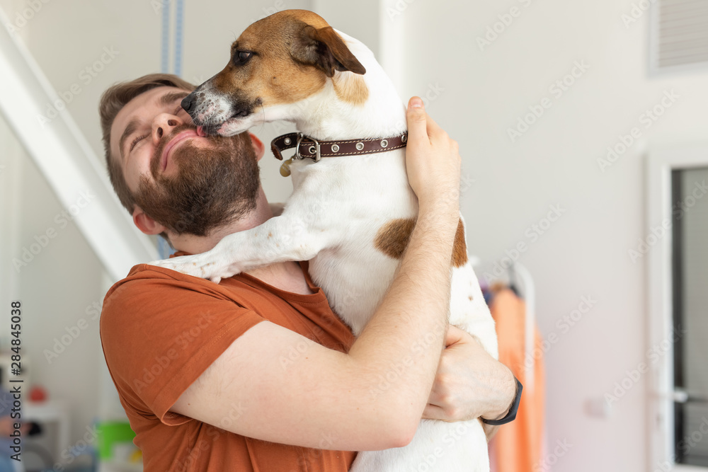 Φωτογραφία Animal, pet and people concept - Smiling man in casual mustard t-shirt with his