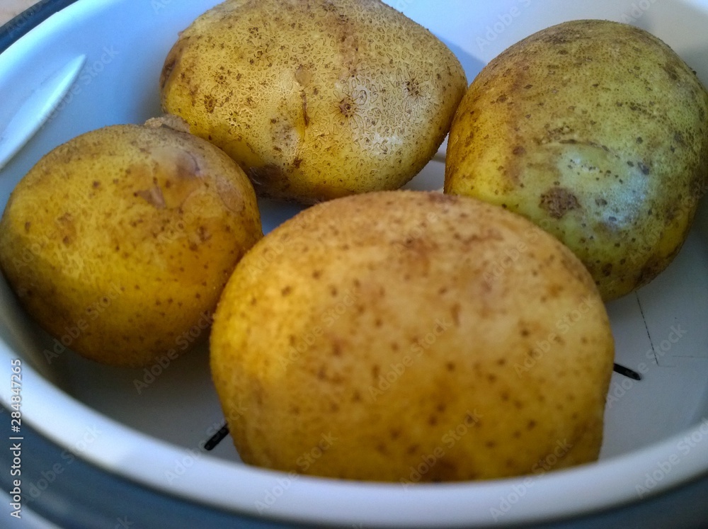 Obraz na plátně Steaming potatoes in a multicooker