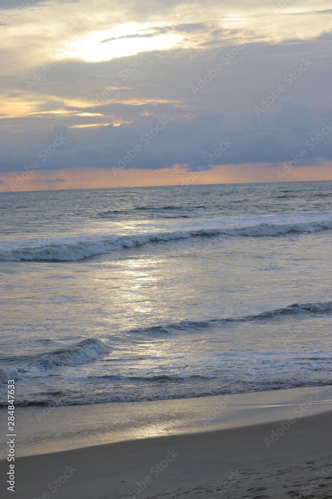 Obraz premium Waves in the beach in a cool day