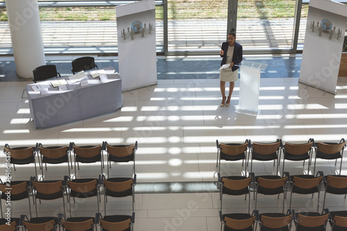Εκτύπωση καμβά Businesswoman practising speech in empty conference room