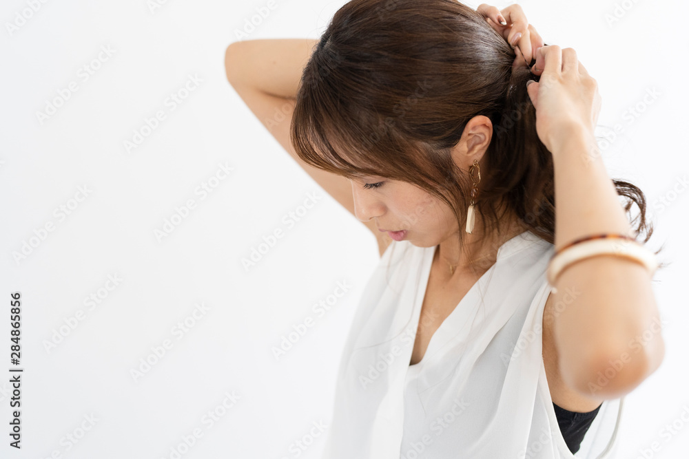 メイクアップをする女性