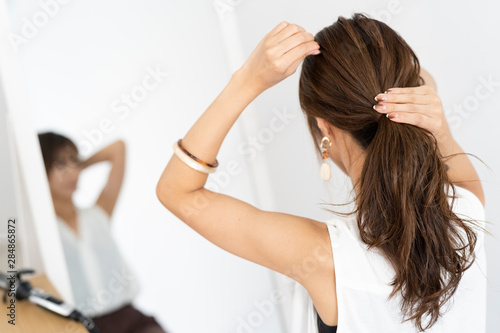 Photos メイクアップをする女性