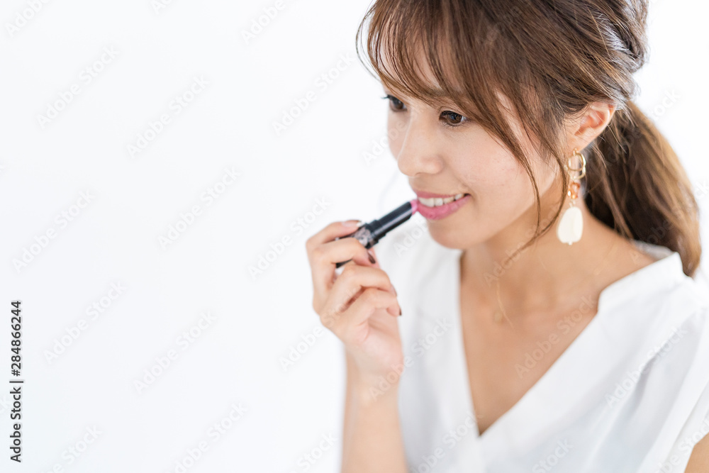 メイクアップをする女性 メイクアップをする女性