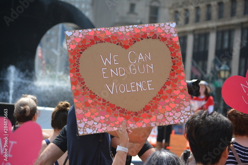Foto Moms Demand Action recess rally for gun control.