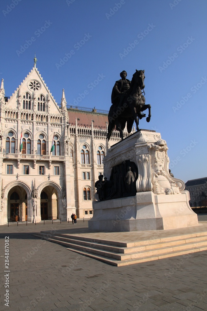  la grandezza architettonica del parlamento ungherese