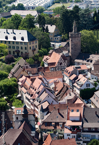Blick auf die Altstadt von Weinheim an der Bergstra  e in Baden-W  rttemberg  Deutschland 