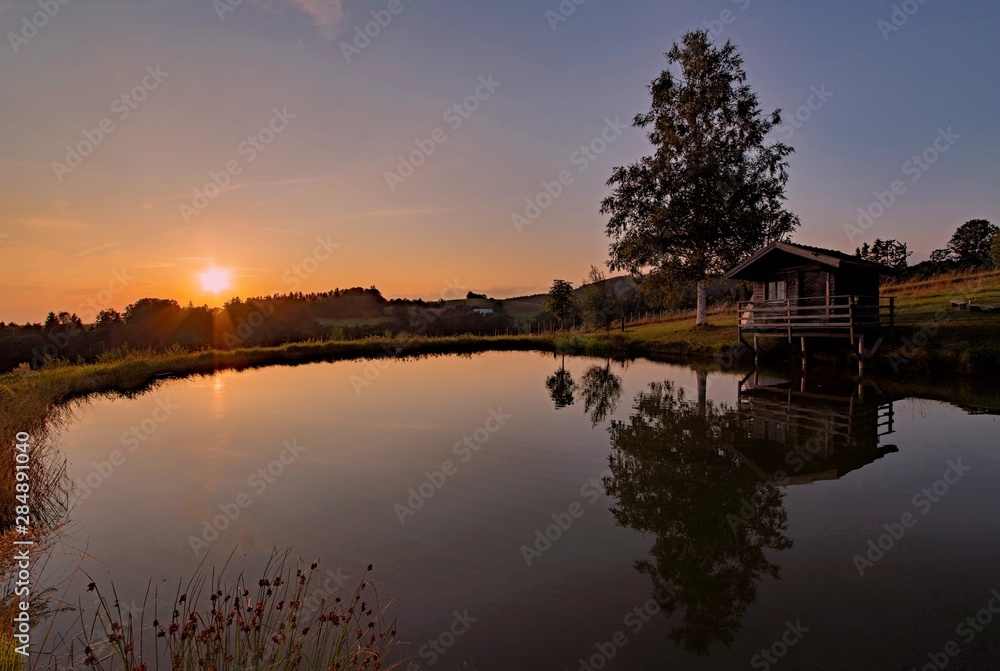 Sonnenuntergang an einem See in Niederbayern, Bayern, Deutschland