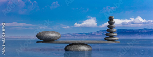 Fototapeta Kamienie Zen wiosłują od dużej do małej w wodzie z niebieskim niebem. 3d ilustracji