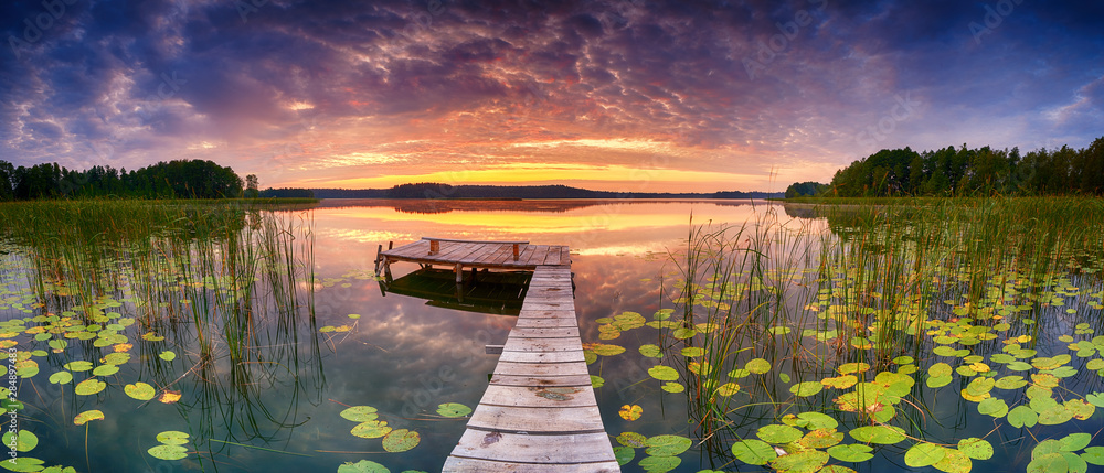 Plakat Piękny letni wschód słońca nad jeziorem - Panorama