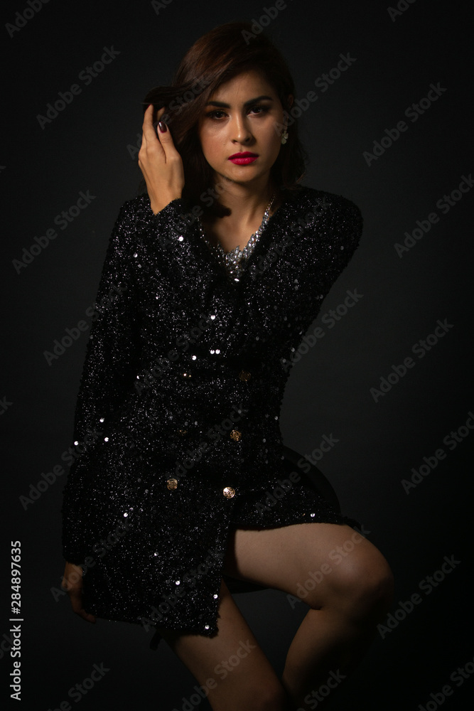 Fototapeta premium Modelo Mexicana Hermosa Muestra diseño en vestido mexicano
