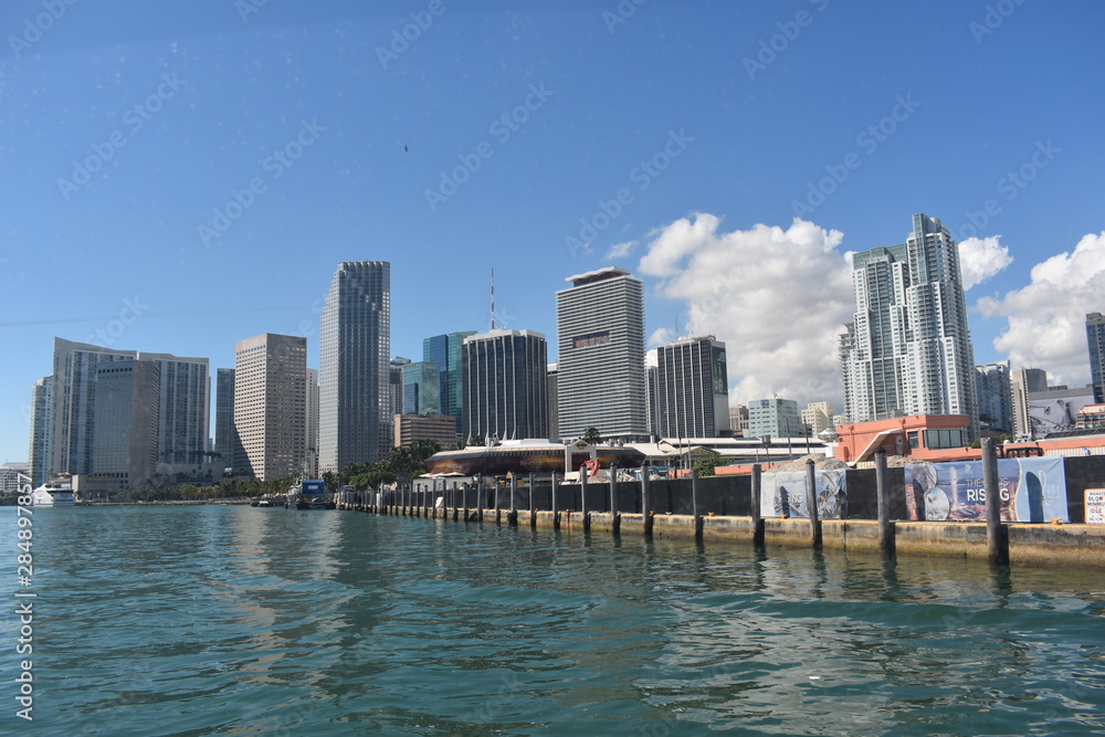 Obraz premium Widoki na miasto Miami. Wysokie budynki.