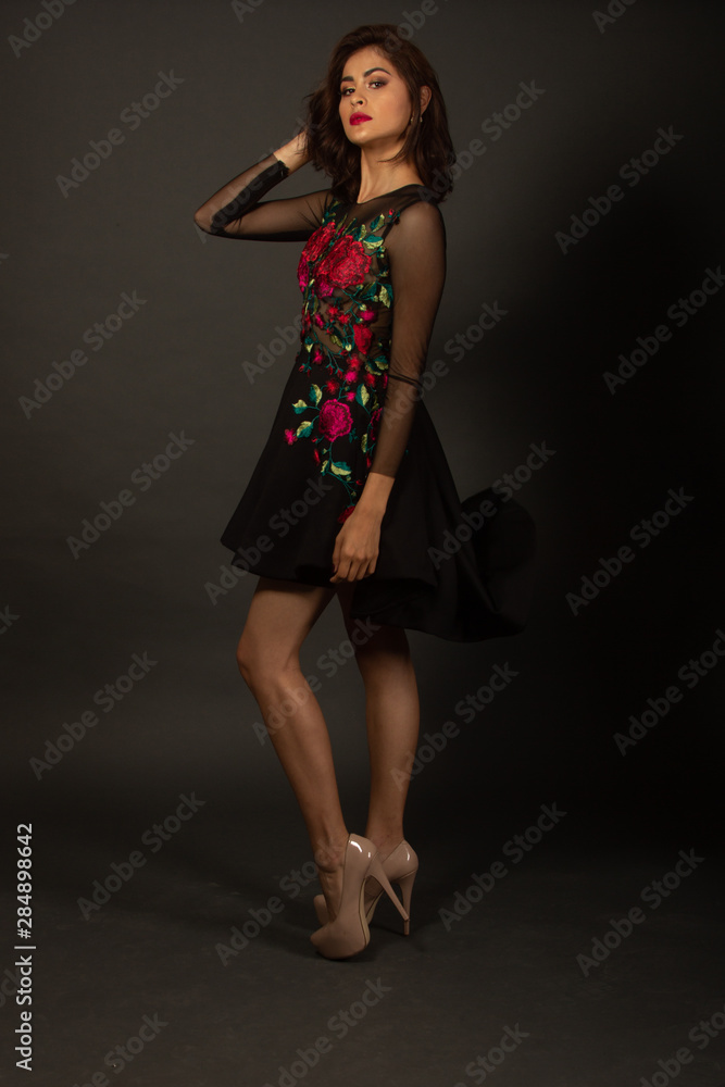 Modelo Mexicana Hermosa Muestra diseño en vestido mexicano Modelo Mexicana Hermosa Muestra diseño en vestido mexicano