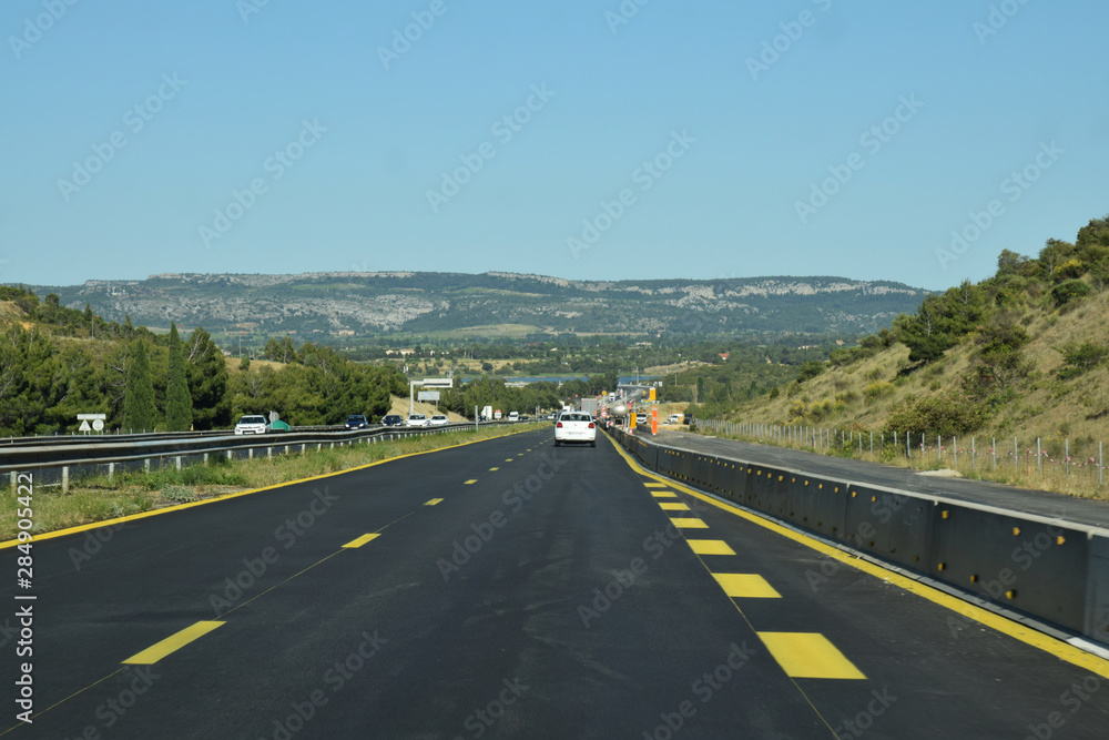 Fototapeta premium Autoroute des Deux-Mers, A61, signalisation provisoire dans l'Aude