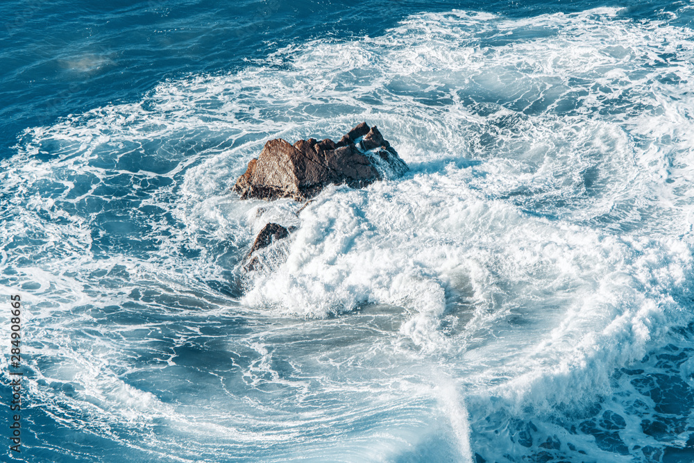 Obraz premium Waves crushing on the Atlantic ocean shore