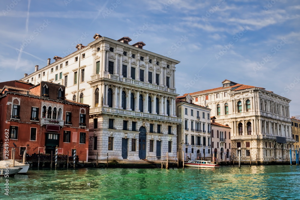 Palazzo Corner della Regina und Ca Pesaro am Canal Grande in Venedig, Italien..