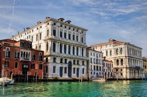Palazzo Corner della Regina und Ca Pesaro am Canal Grande in Venedig, Italien.. © ArTo