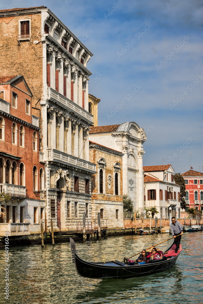gondel vor dem palazzo flangini auf dem canal grande in venedig, italien