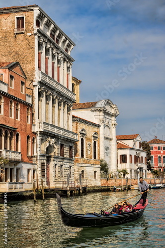 gondel vor dem palazzo flangini auf dem canal grande in venedig, italien