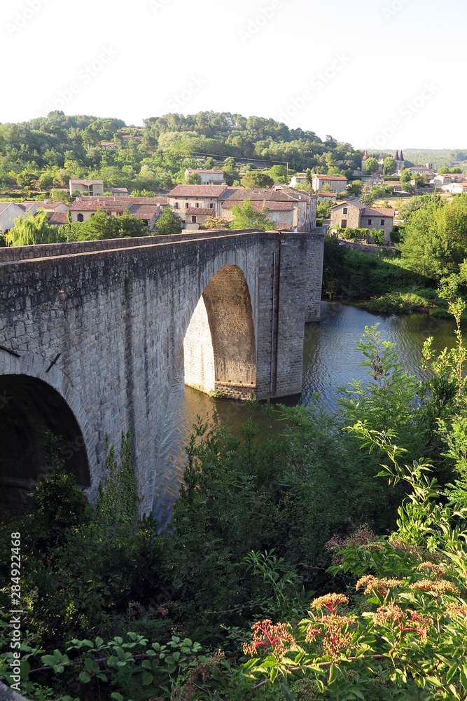 Fototapeta premium Mittelalterliche Brücke, Chambonas, Ardeche