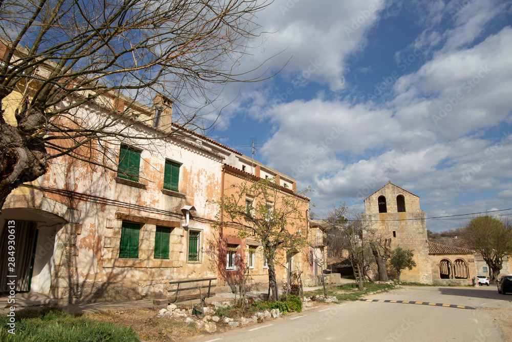 Panorámica de la calle de un pueblo del centro de España
