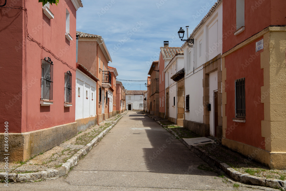 Panoramica de la plaza y las calles de un pueblo vacío del interior de España