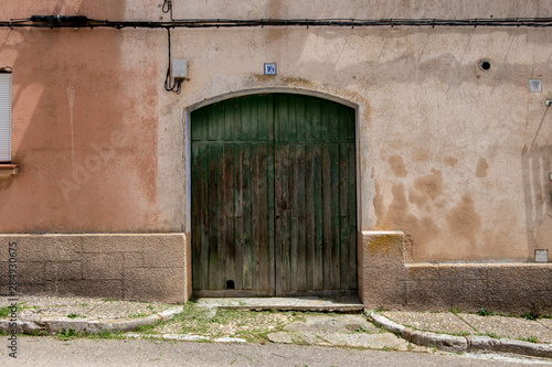 Puerta de madera típica de un pueblo del centro de España