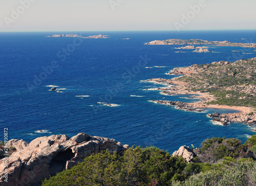 bei panorami estivi de l'isola de La maddalena, tra verde, rocce e mare limpido