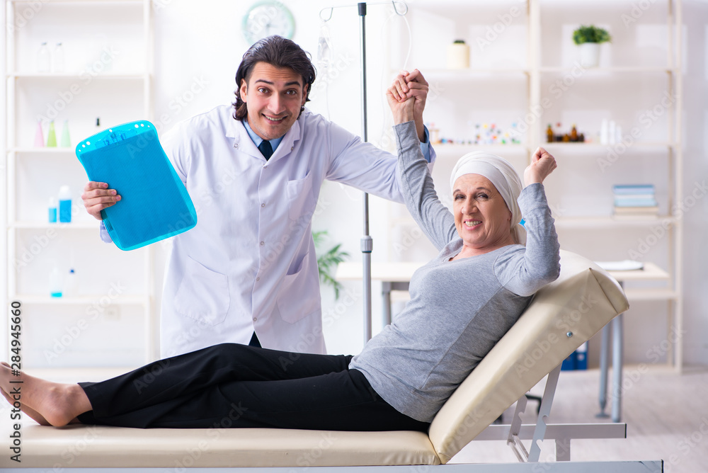 Obraz premium Young male doctor and female oncology patient