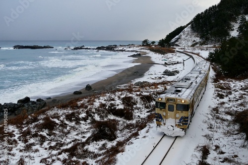 《五能線が走る風景（冬）》青森県深浦町