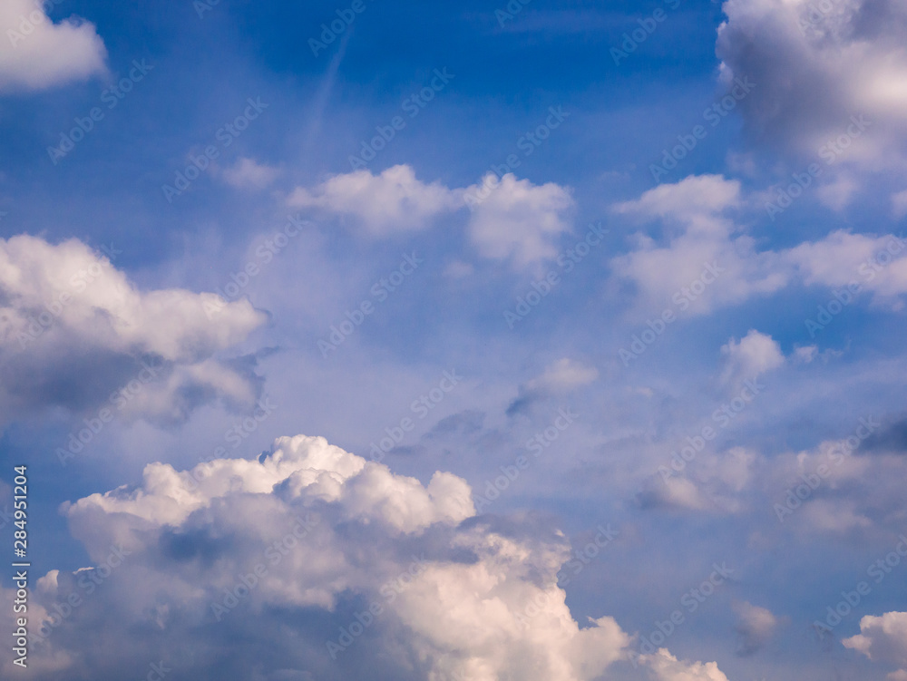 Obraz premium Slowly growing thick clouds in the blue sky