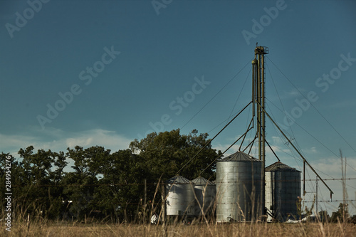 Fotografi silos cereales argentina campo atardecer