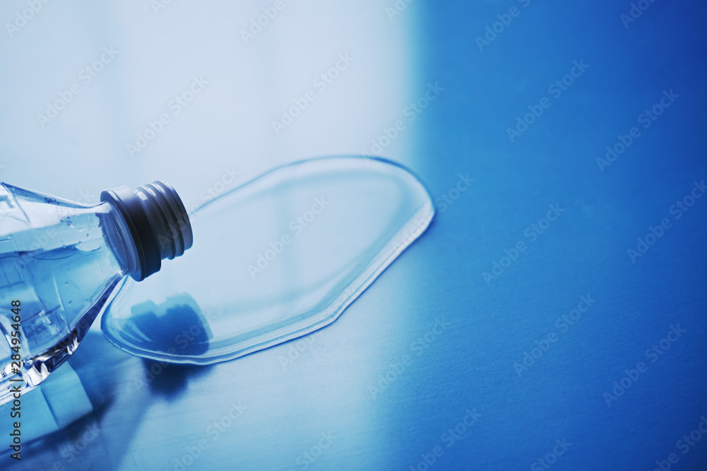 倒れたペットボトルからこぼれ出た水 Stock 写真 Adobe Stock