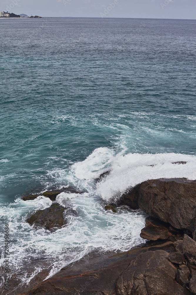 colores del mar entre las rocas colores del mar entre las rocas