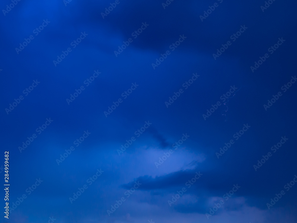 Obraz premium Samall lightning in the dramatic storm clouds - long exposure