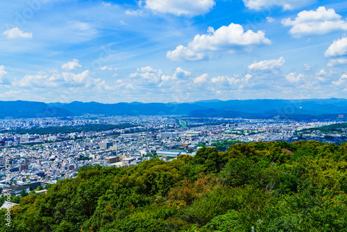 [日本の観光イメージ] 夏の青空の下，京都市街を東山から一望するシーン