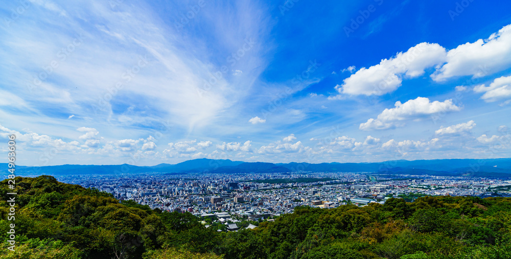 Fototapeta premium [日本の観光イメージ] 夏の青空の下，京都市街を東山から一望するシーン