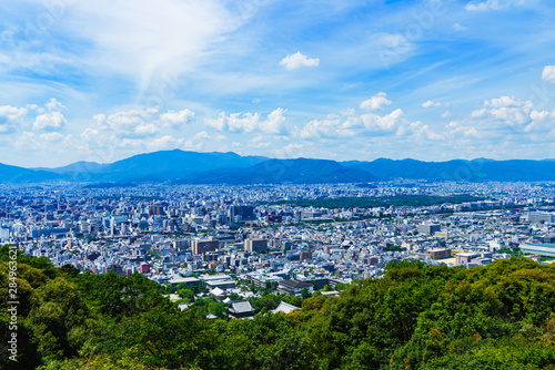 [日本の観光イメージ] 夏の青空の下，京都市街を東山から一望するシーン © show999
