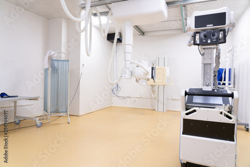 X-ray machine with control panel and scanning screen in modern clinics © 安琦 王