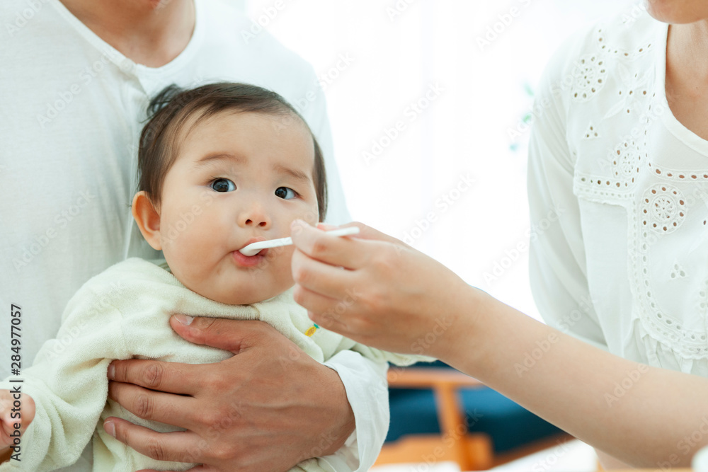 食事をする赤ちゃん 食事をする赤ちゃん