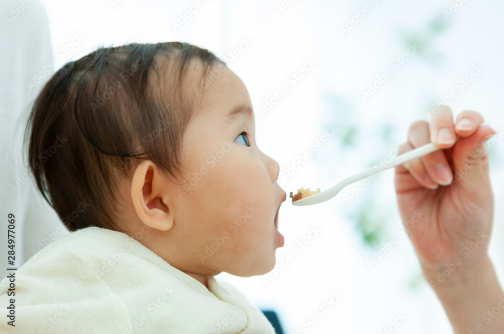 食事をする赤ちゃん