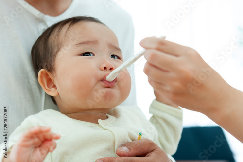 食事をする赤ちゃん