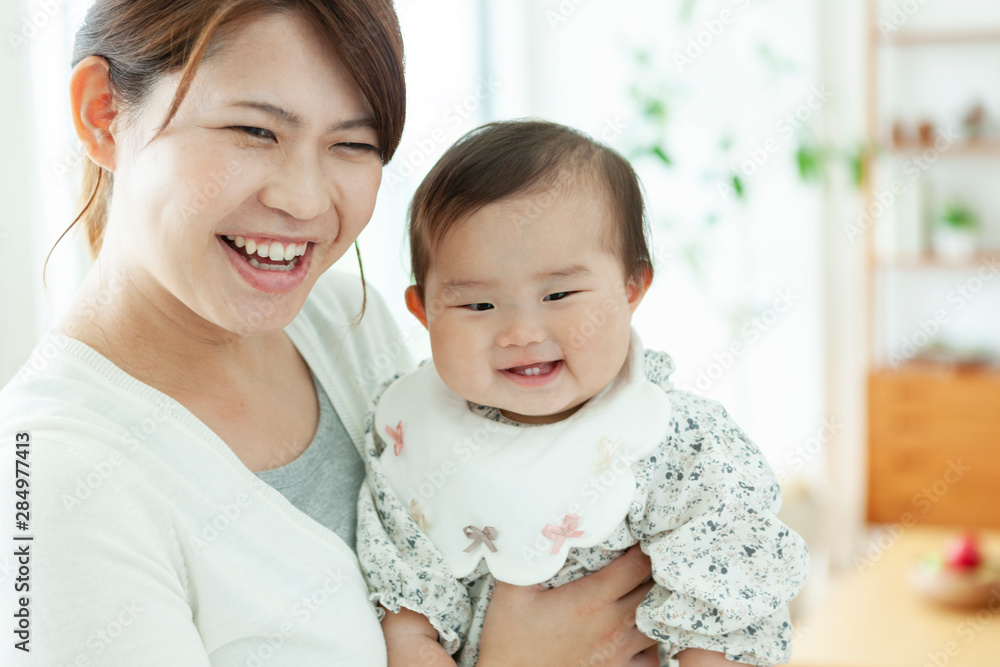 母親に抱っこされる赤ちゃん 母親に抱っこされる赤ちゃん