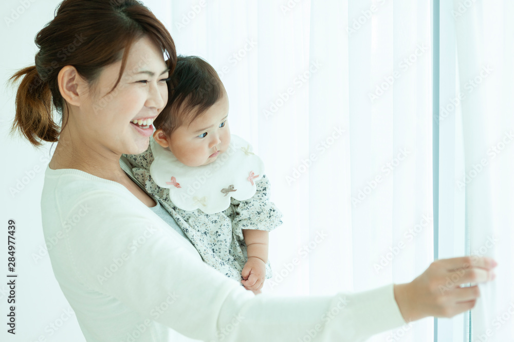 母親に抱っこされる赤ちゃん 母親に抱っこされる赤ちゃん