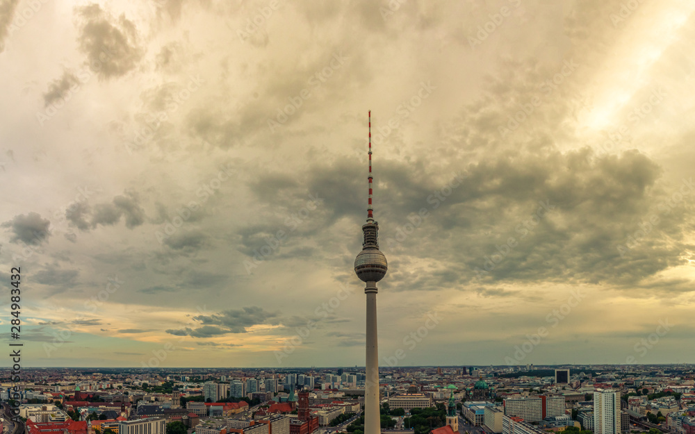Obraz premium Panoramic view over Berlin at evening from the roof of the Hotel Park Inn Berlin