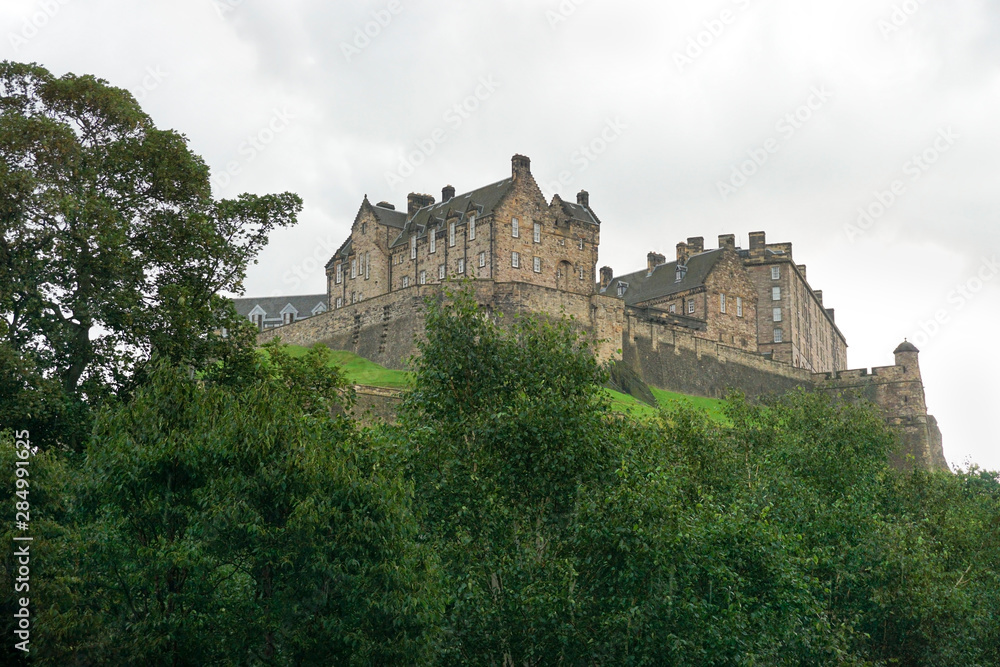 Edinburgh Castle in Schottland mit grauem Himmel im hintergrund